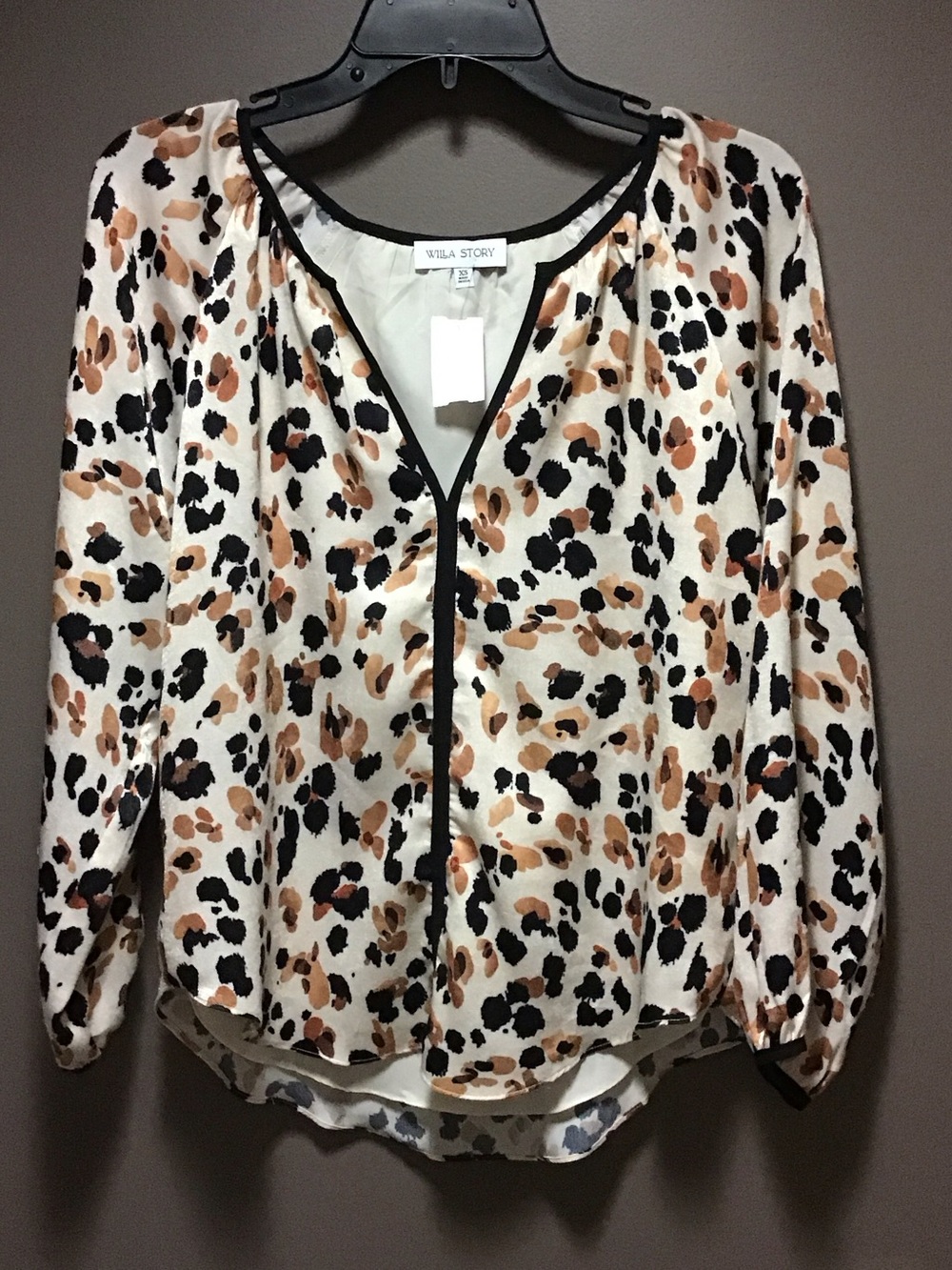 Willa Story Women’s Ivory Leopard-Print V-Neck Blouse